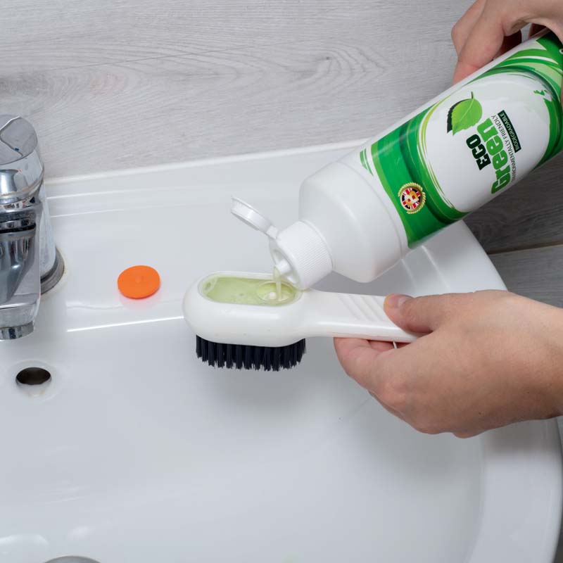 Perie cu dozator de lichid