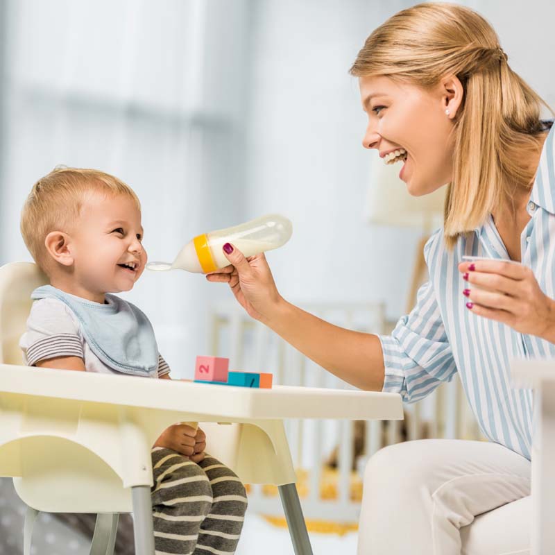 Sticlă de silicon cu linguriţă pentru hrănirea copiilor