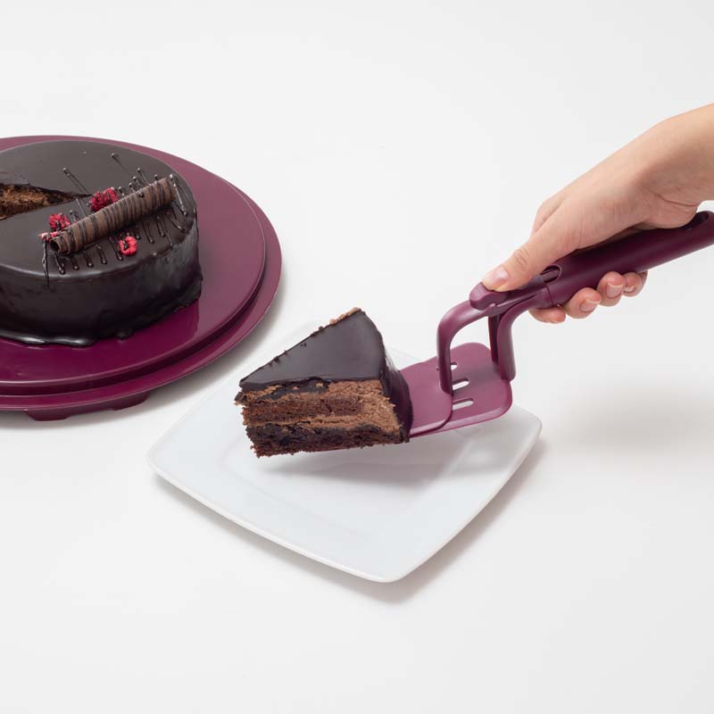 Lopăţică extensibilă pentru servirea tortului