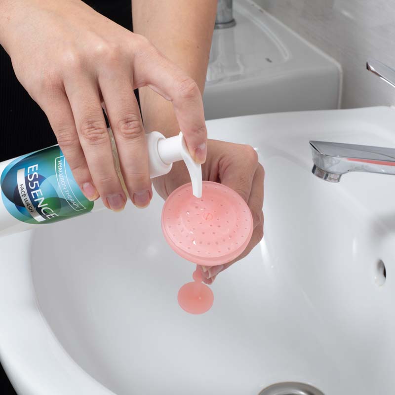 Recipient spumator pentru cosmetice