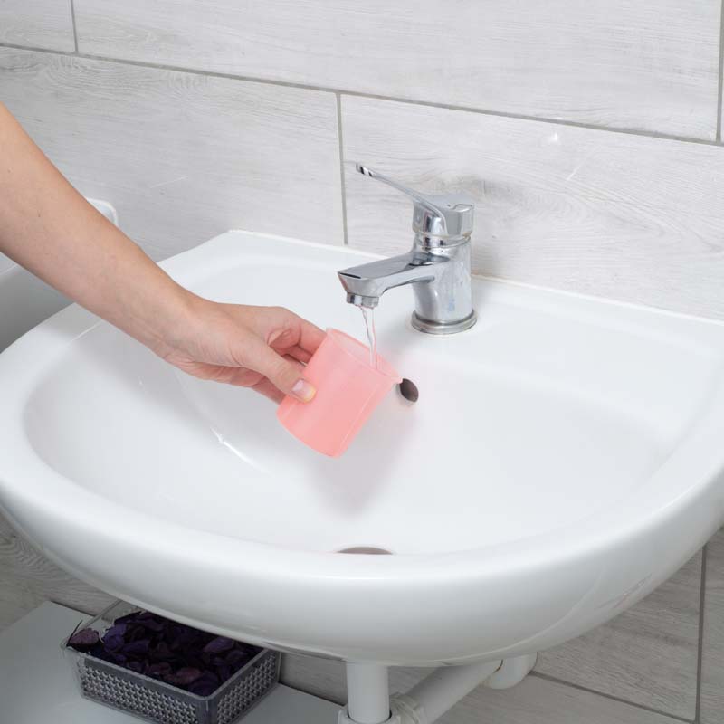 Recipient spumator pentru cosmetice