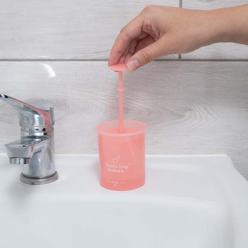 Recipient spumator pentru cosmetice