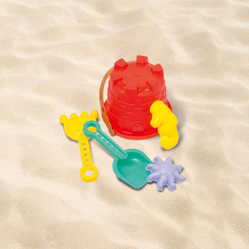 Set pentru construcţia de castele pe nisip pe plajă