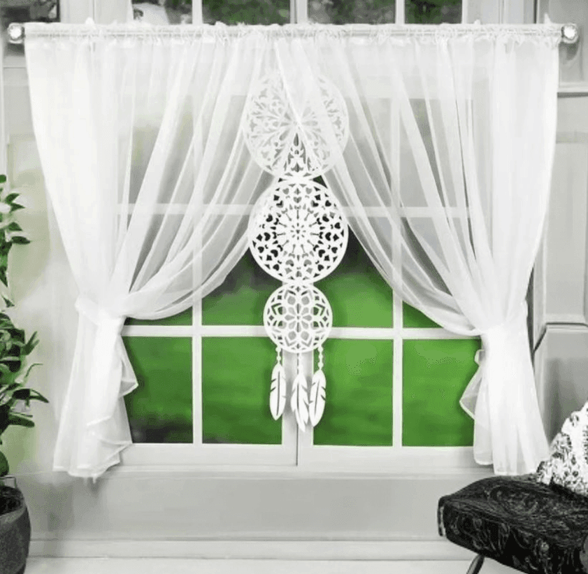 Set: perdea albă din voal 400x150 cm şi panou decorativ prinzător de vise