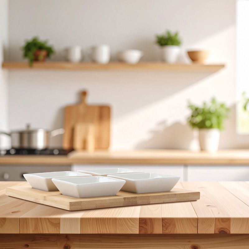 Set pentru servirea aperitivelor – boluri din porțelan cu tavă din bambus