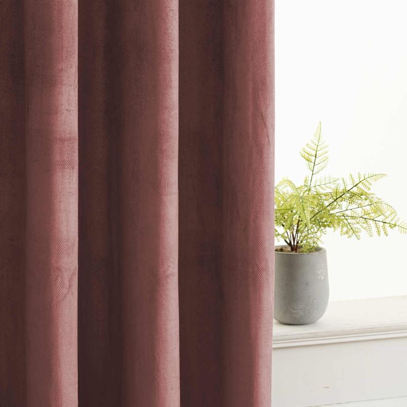 Draperie roz din catifea, model chevron 140 × 250 cm