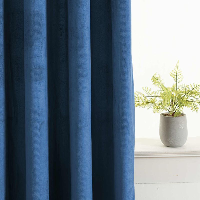Draperie bleumarin din catifea, model chevron 140 × 250 cm