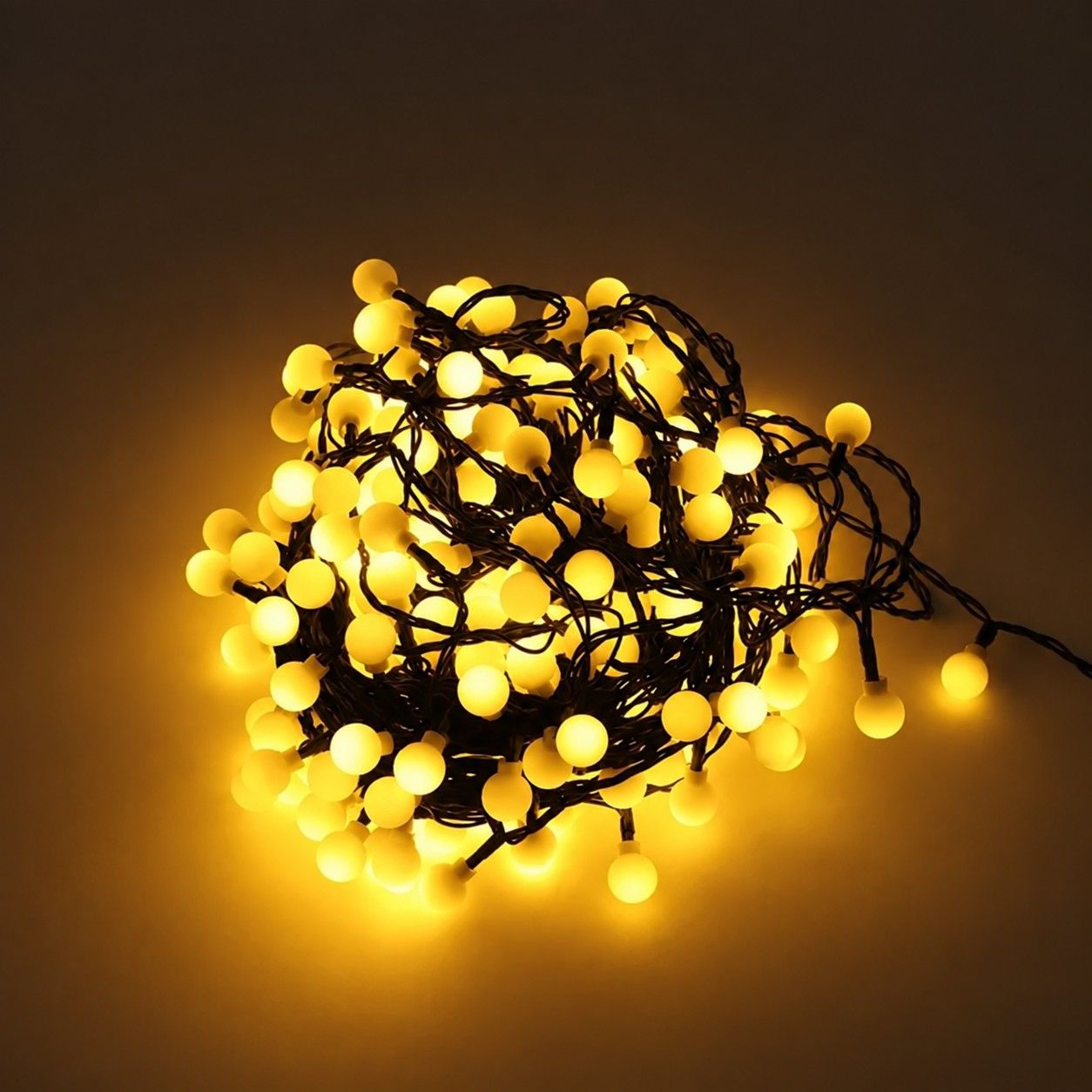 Instalaţie LED cu globuleţe şi lumină caldă